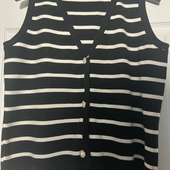 Sleeveless Women’s Top. NWT - Picture 3 of 7